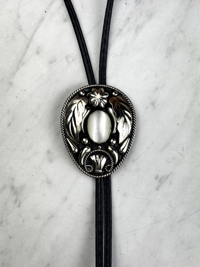 BOLO TIE WHITE PEARL