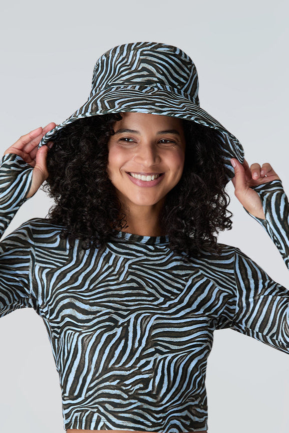Close up three quarter view of women modeling Watskin Sasha tee and Sienna hat in Blue Zebra