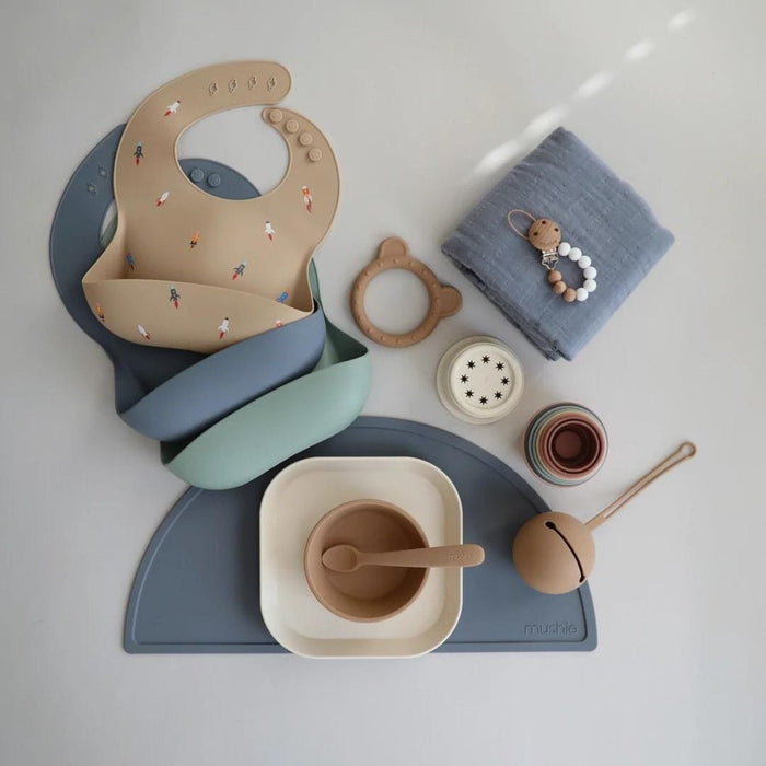 SILICONE BIBS - white daisies