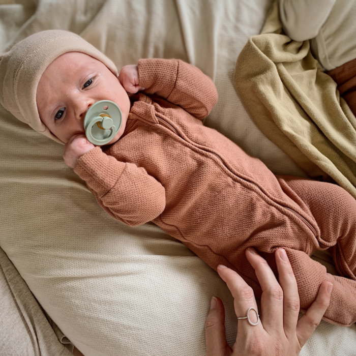 ZIP KRUIPPAKJE - SAGE SPECKLED 9-12M